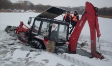 На Алтае трактор утянул под лед водителя