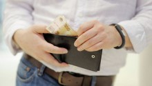 Доходы россиян второй год снижаются почти на 5 %