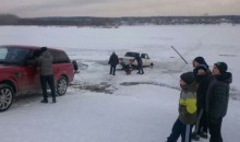 В Бийске под лед провалился автомобиль