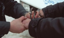 В Бийске двое грабителей отняли у 15-летнего парня дорогой браслет