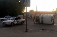 Полицейское авто опрокинулось на бок после ДТП в Бийске