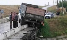 Грузовик повис на мосту из-за пьяного водителя