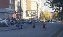 В Бийске дети выбегали на дорогу и танцевали перед машинами