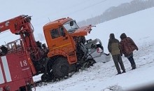 КамАЗ протащил легковушку по трассе после лобового столкновения в Алтайском крае